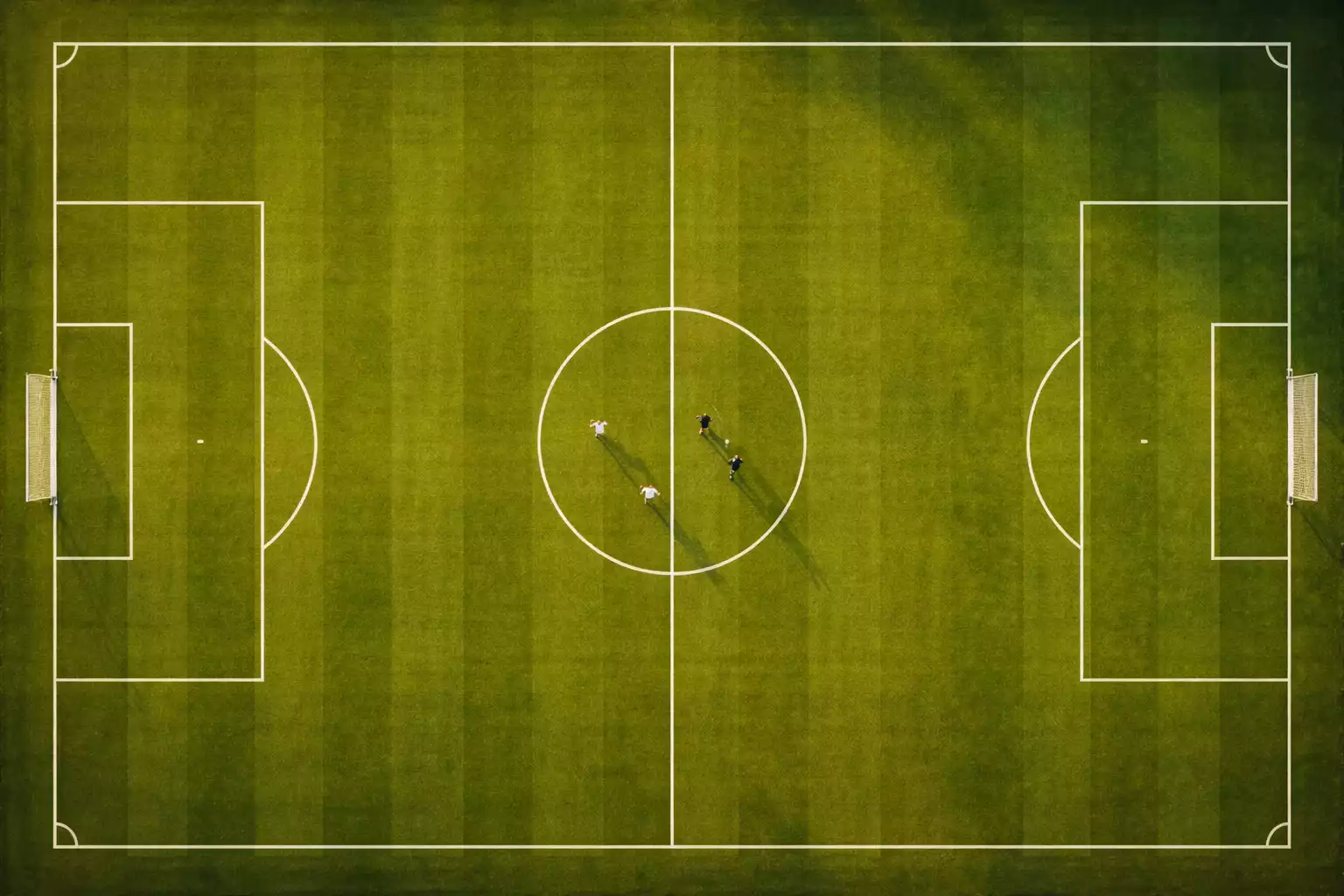 Campo da calcio visto dall'alto con le linee del campo in evidenza prima della partita